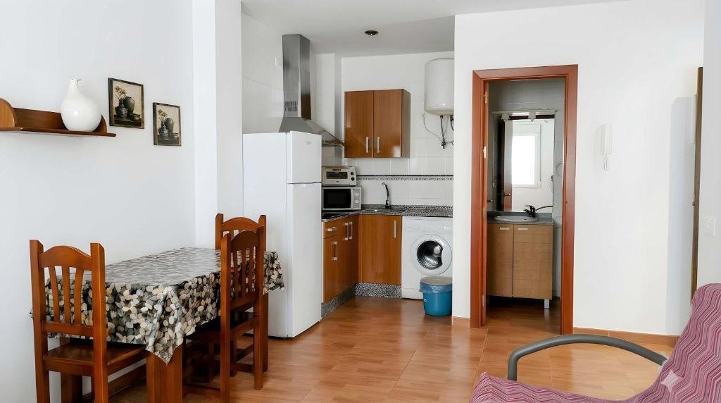 Apartamento lugar Tranquilo facil aparcamiento solo alquilamos a familias y parejas - 3