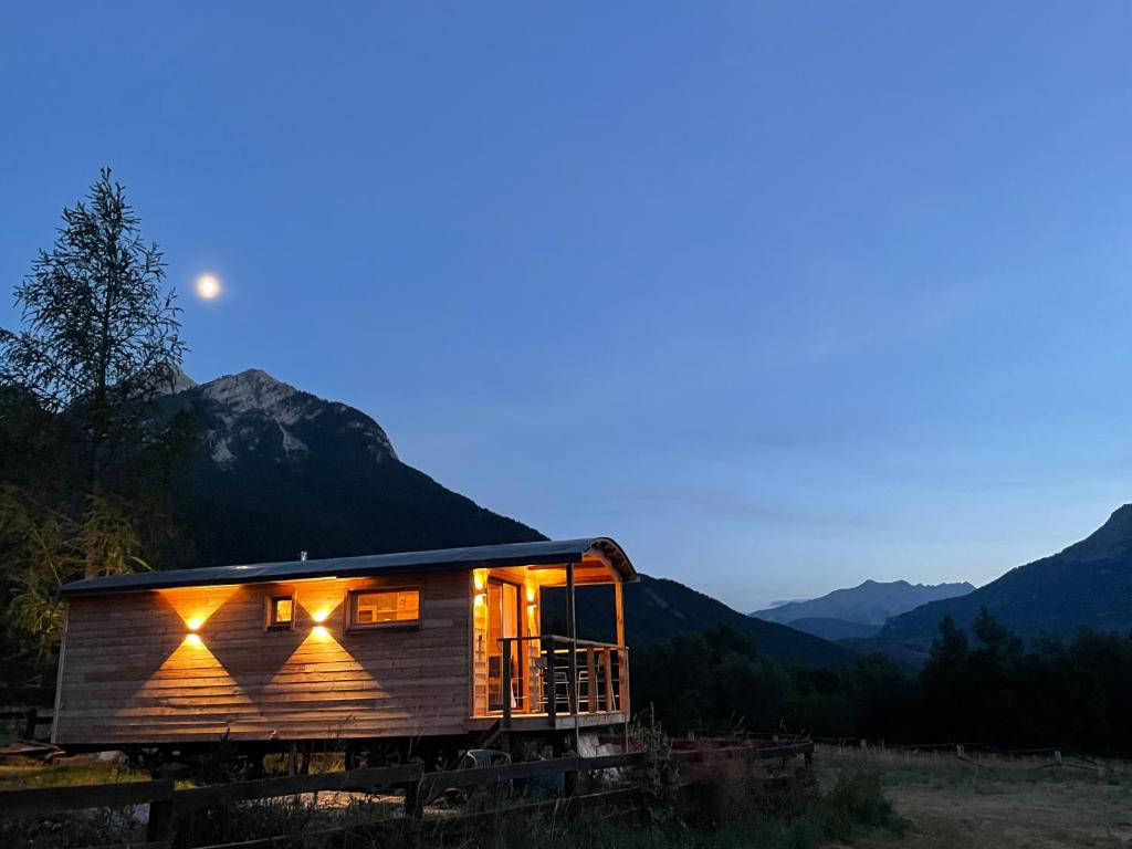Alpine love shack - 2