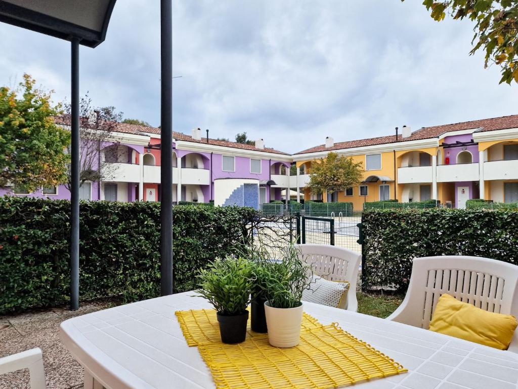 Ground-floor apartment with garden and pool access - 2