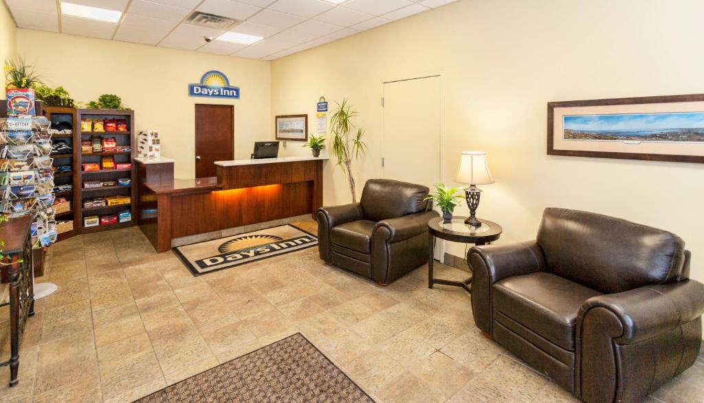 Days Inn by Wyndham Duluth Lakewalk photo