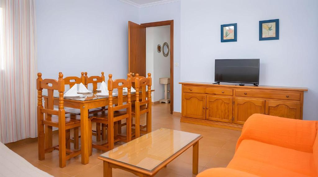Apartamento con Balcon Garaje Aire acondicionado centrico solo fse alquila a Familia y Parejas - 2