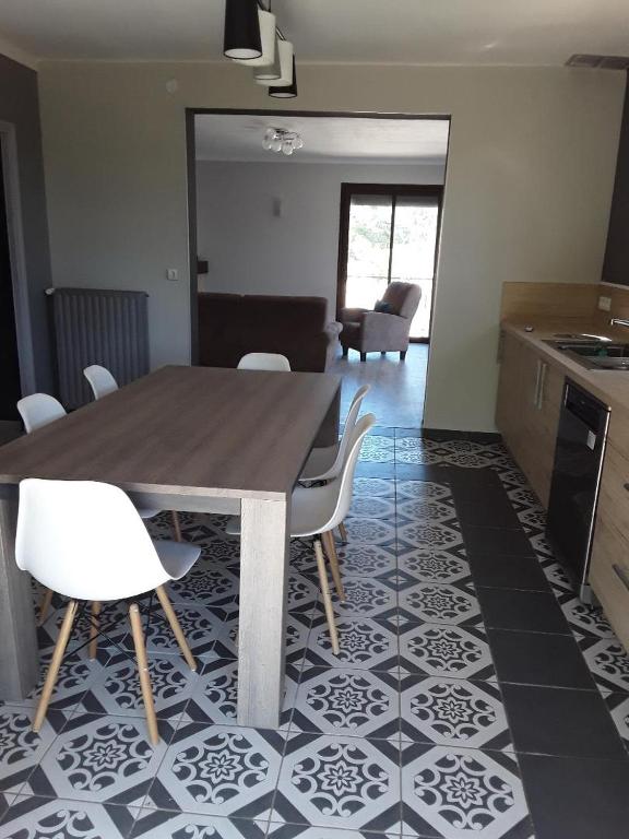 Jolie maison avec piscine - 3