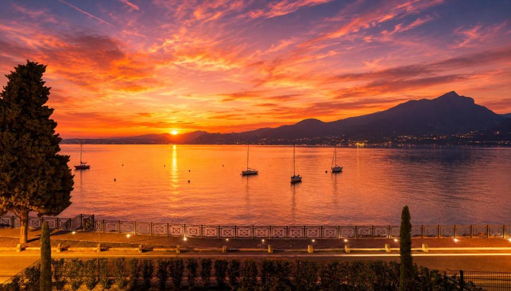 SalvatoreHomes - Casa Azura - Ultra Luxury Waterfront Apartment in the Heart of Torri del Benaco with Saltwater Pool & Direct Beach Access - 2