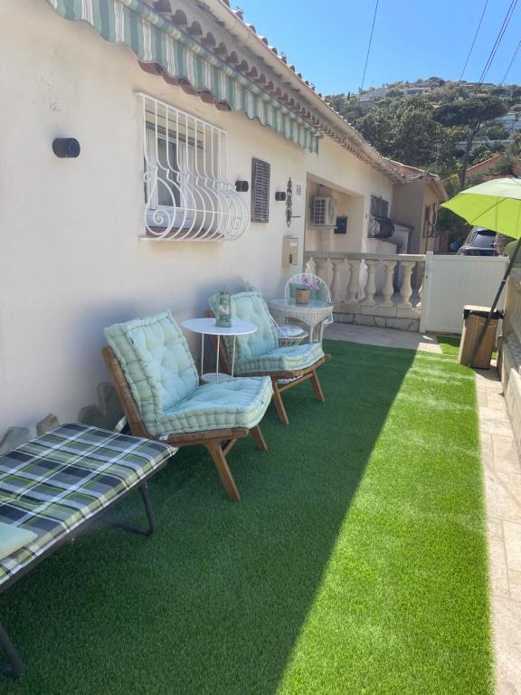 Aux ISSAMBRES, à 300 m de la Mer, Pour 4 Personnes, Maison rénovée de 50 m2,Vue mer panoramique ,La RomAga haut - 4