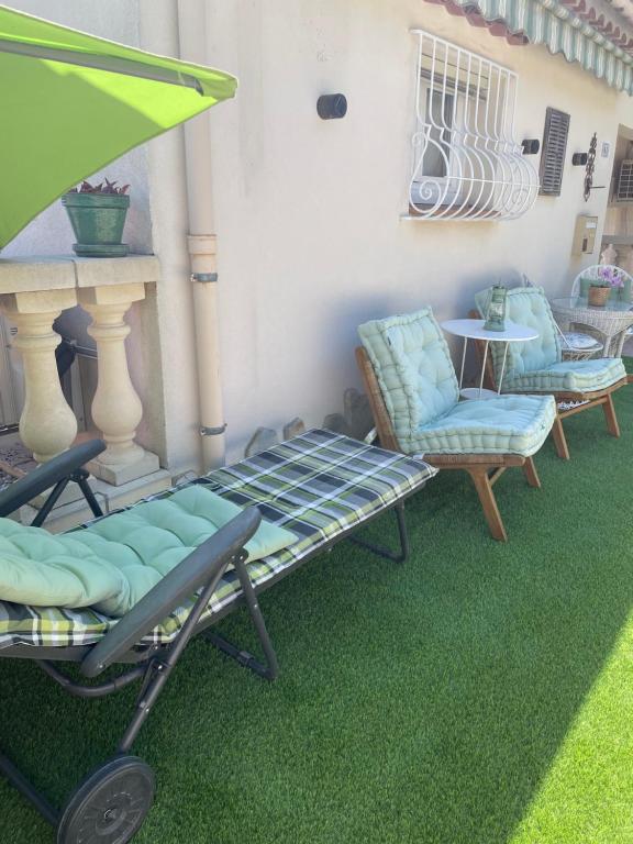 Aux ISSAMBRES, à 300 m de la Mer, Pour 4 Personnes, Maison rénovée de 50 m2,Vue mer panoramique ,La RomAga haut - 3