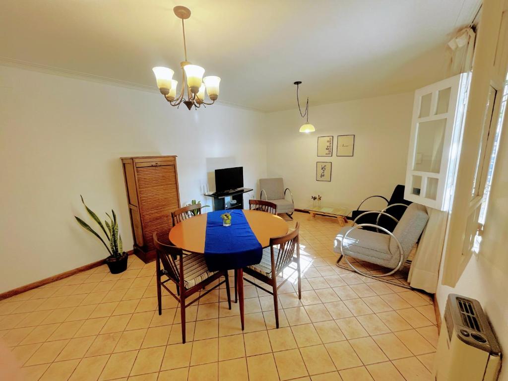 Style, comfort and the best location with carport - 1