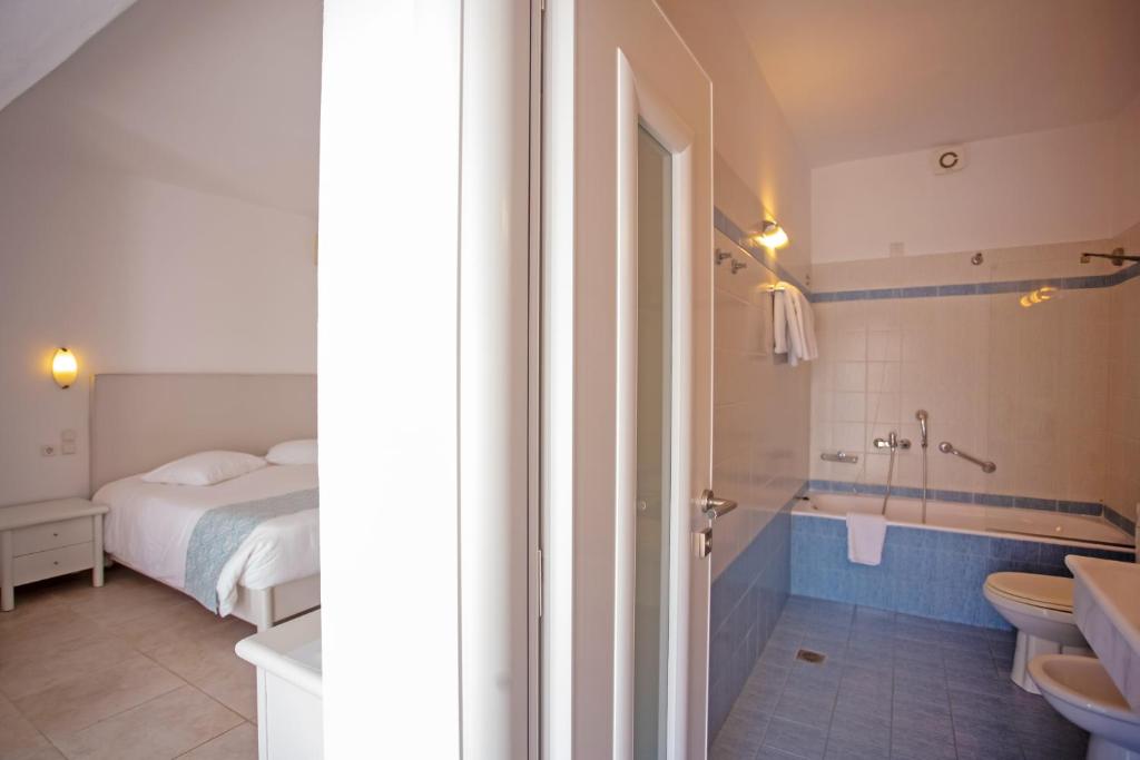 Yiannaki Hotel — Hotel rooms in Ornos, South Aegean