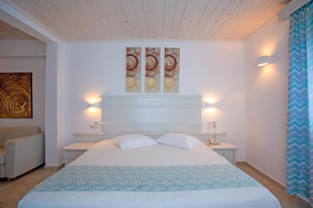 Yiannaki Hotel — Hotel rooms in Ornos, South Aegean