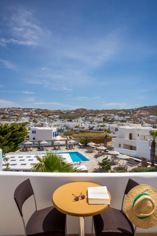 Yiannaki Hotel — Swimming pool in Ornos, South Aegean