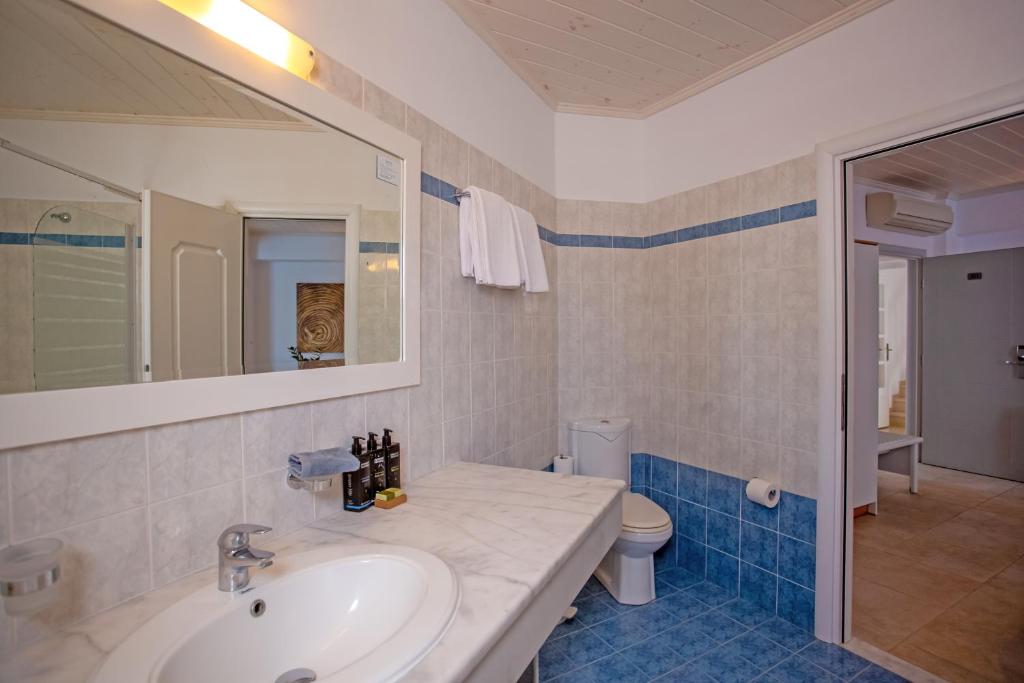 Yiannaki Hotel — Hotel rooms in Ornos, South Aegean