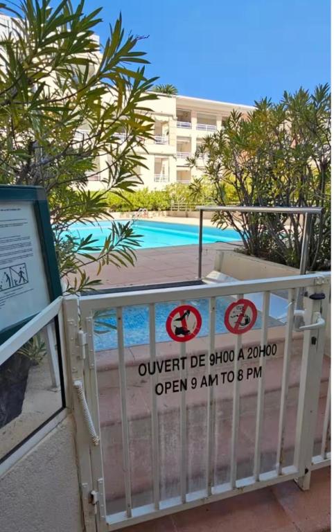 GOLFE-JUAN, grand T1 lumineux , piscine , parking & plage pour 4 personnes - 4