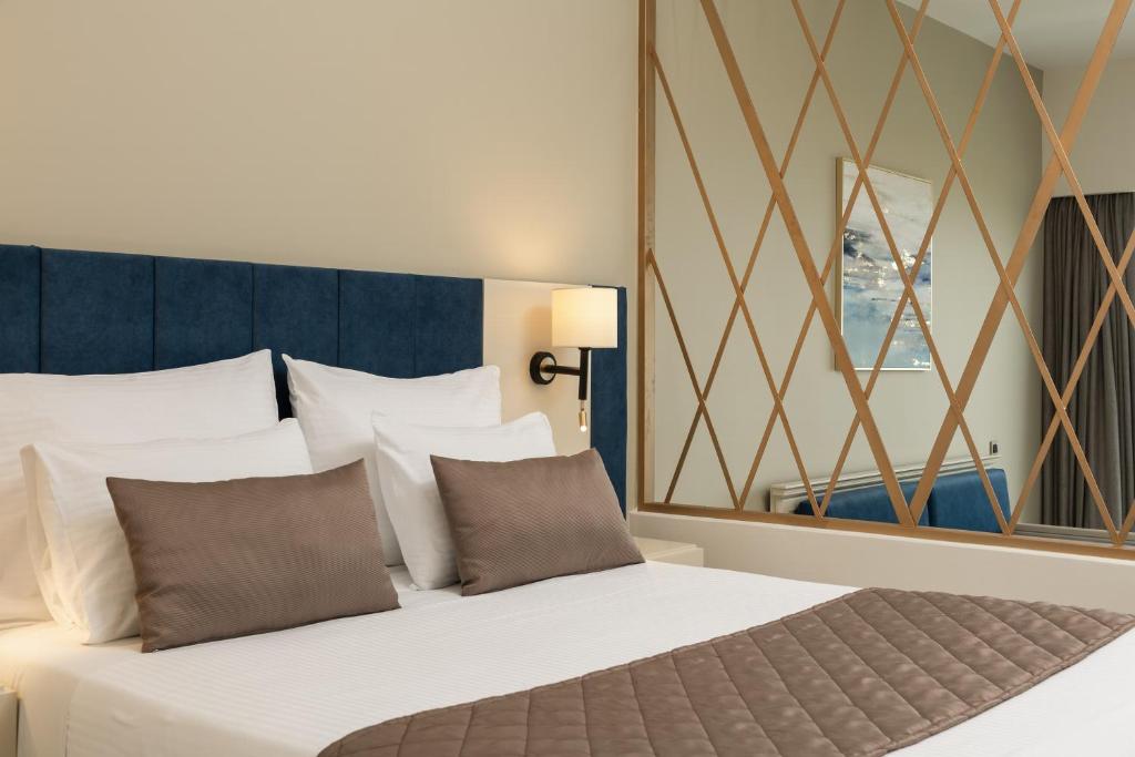 Vantaris Palace — Hotel rooms in Georgioupolis