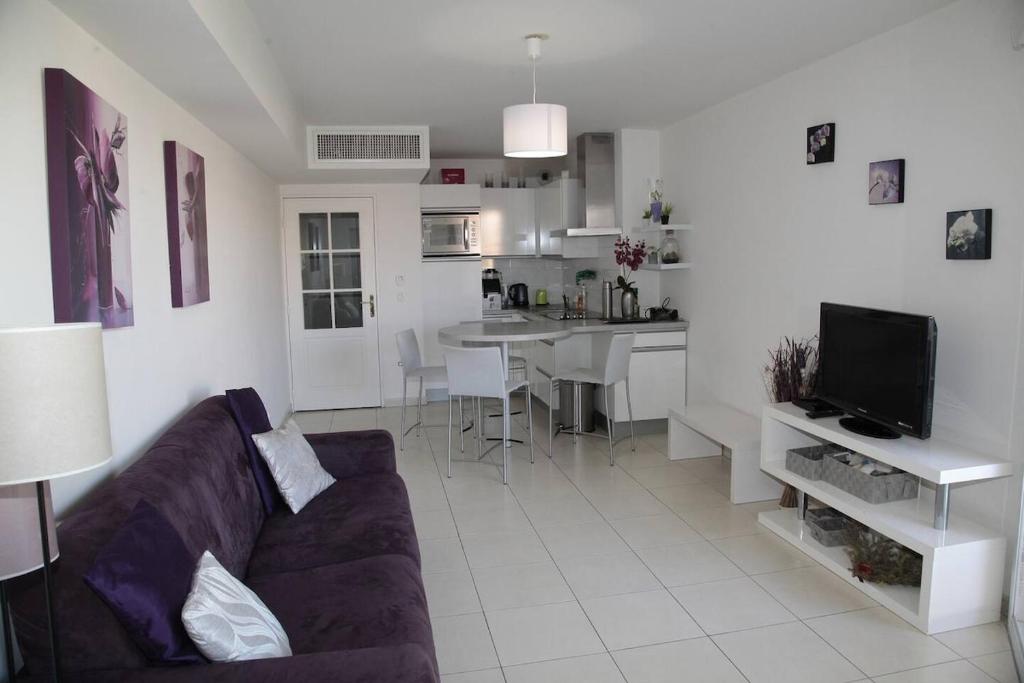 Furnished Air-conditioned 2 rooms Balcony - 6 min beaches - 1