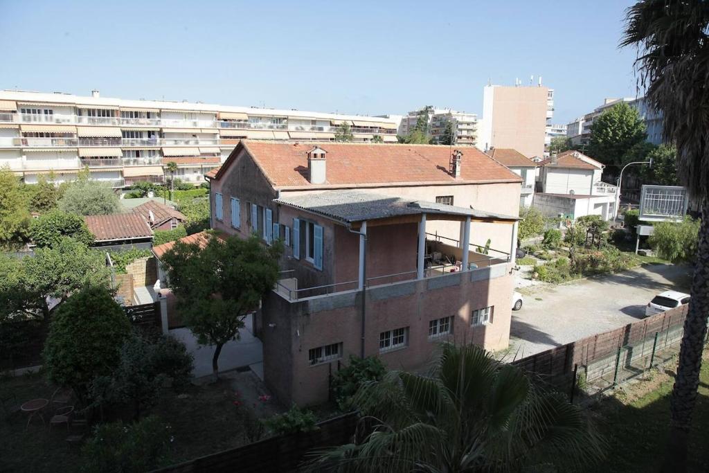 Furnished Air-conditioned 2 rooms Balcony - 6 min beaches - 4