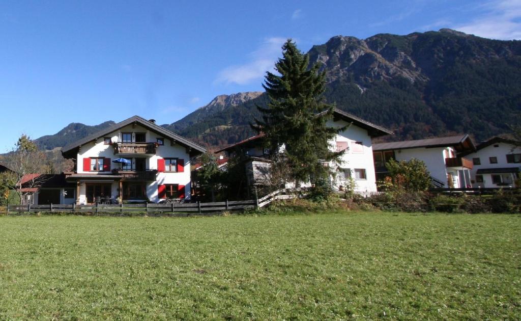 Alpenflair Ferienwohnungen Whg. 304+203 - 4