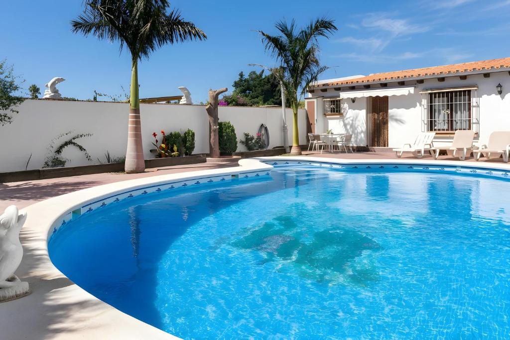 Apartamentos con piscina compartida WIFI y parking - 1