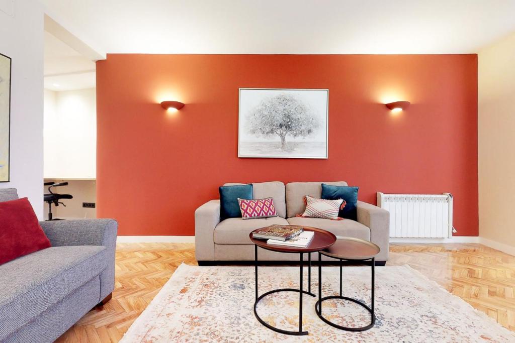 Stylish Apartment by Plaza Santa Ana - 2