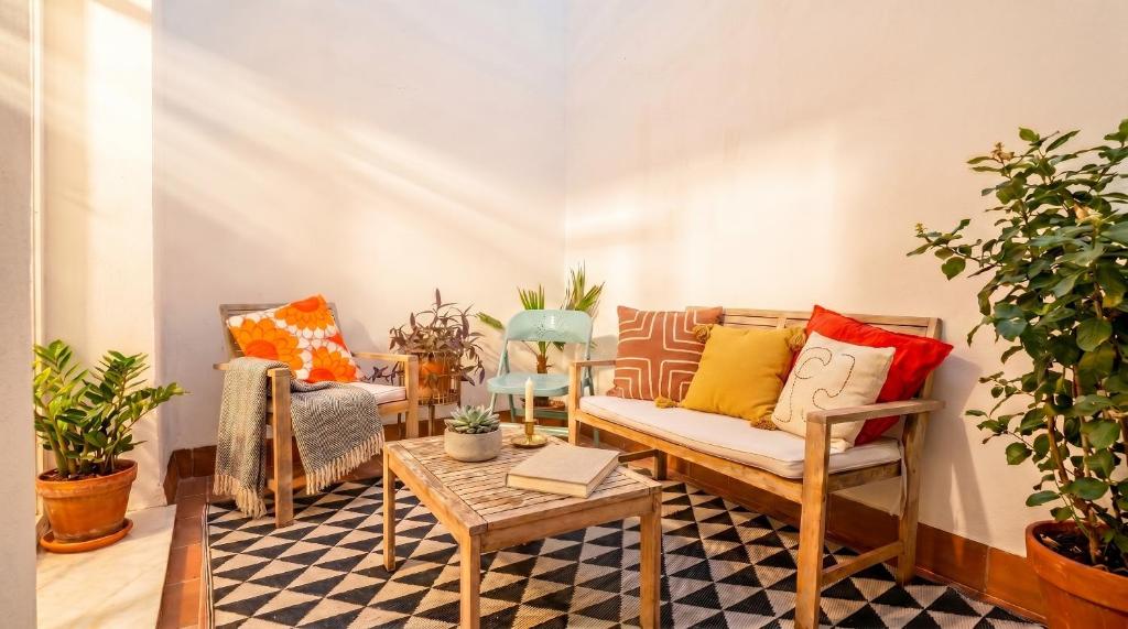 Bright 2BR home with double patio Macarena - 3