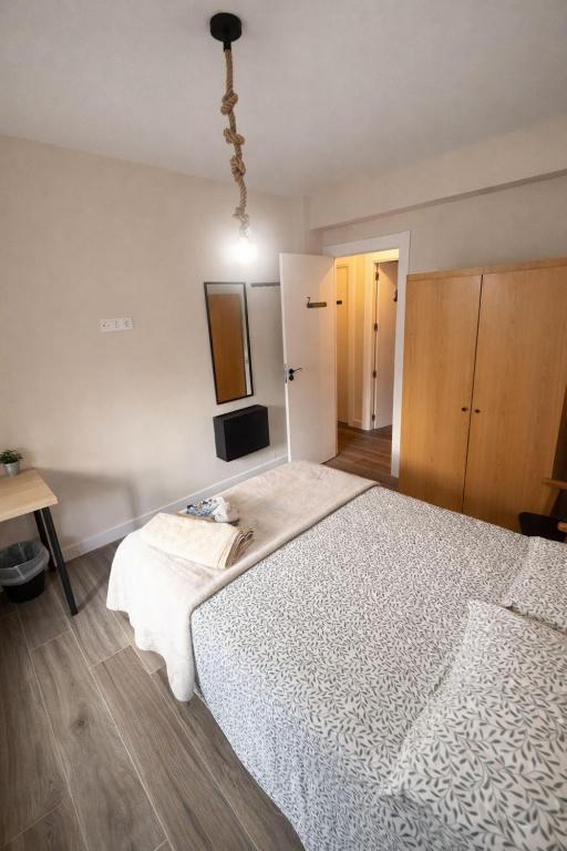 Private Room in Modern Madrid Apartment - 5