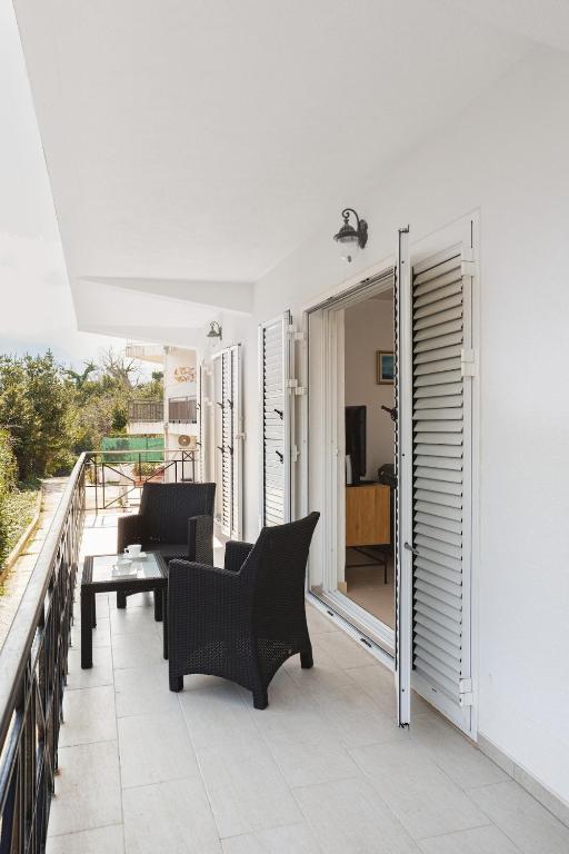 Newly refurbished 2 bd with sea views - 2