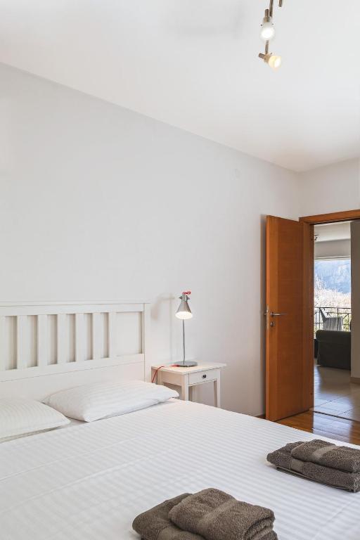 Newly refurbished 2 bd with sea views - 3