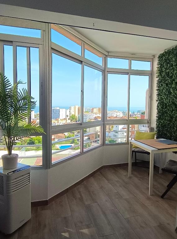 Cozy High-Rise Studio Sea Views & Garden Pool - 2