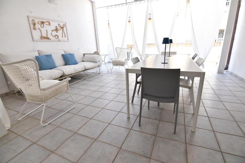 Marina Central Beach House - 4