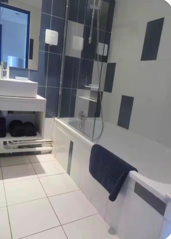 Studio village 9 - 5