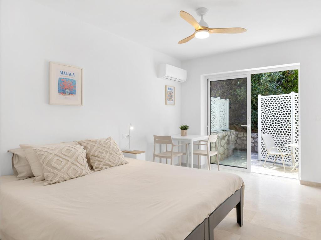 Newly renovated 1-Bedroom Apt with kitchen & patio - 1
