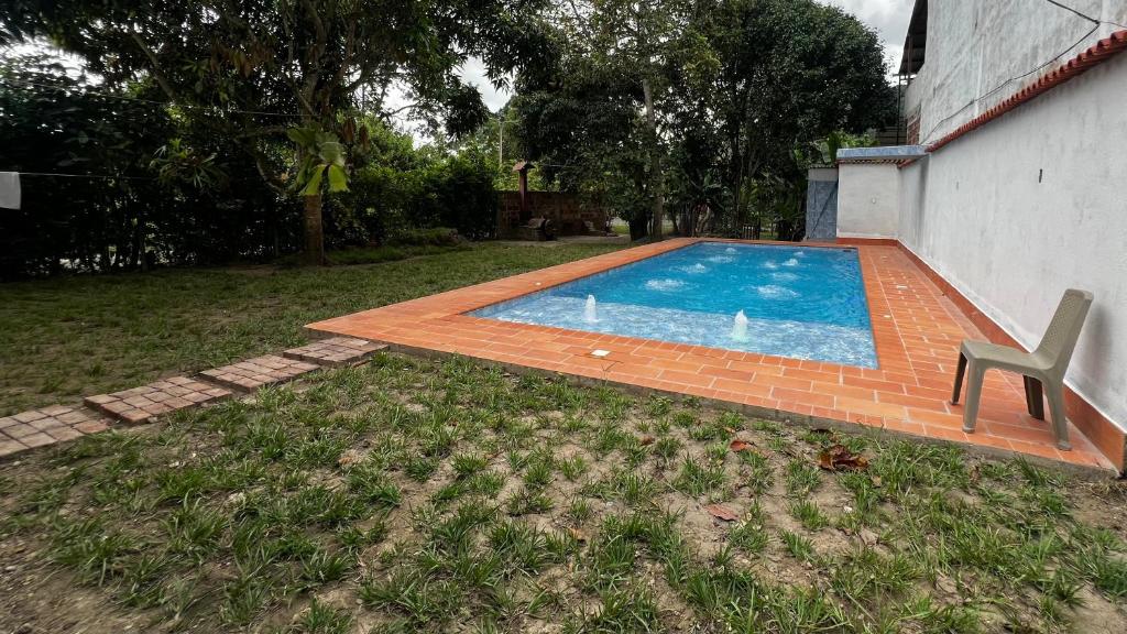 Cabaña con piscina iluminada amplias zonas verdes - 2