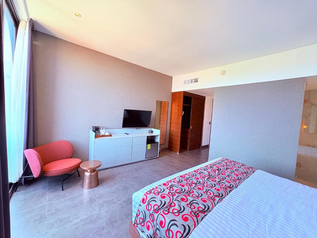 Queen Suite Oasis Just Minutes from the Beach - 4