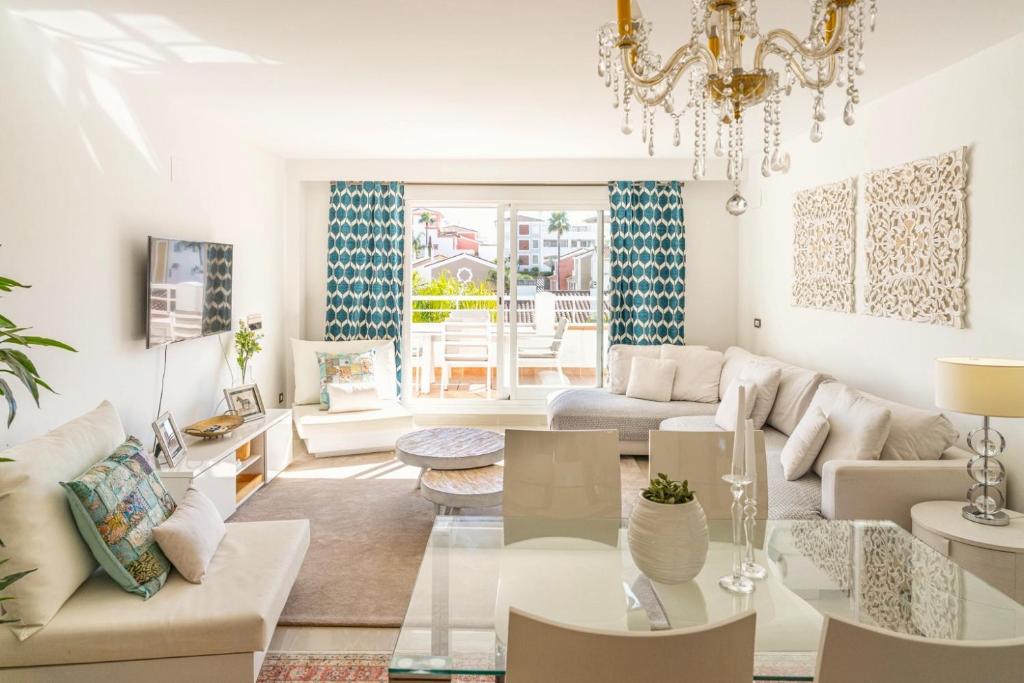 Sunlit 2BR with Pool & Terrace El Paraíso - 2