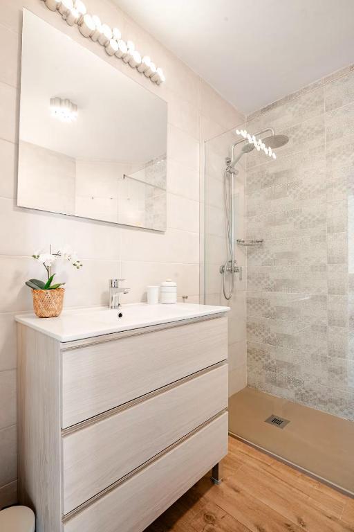 Lovely 3 bedroom duplex with pool & great sea view - 5