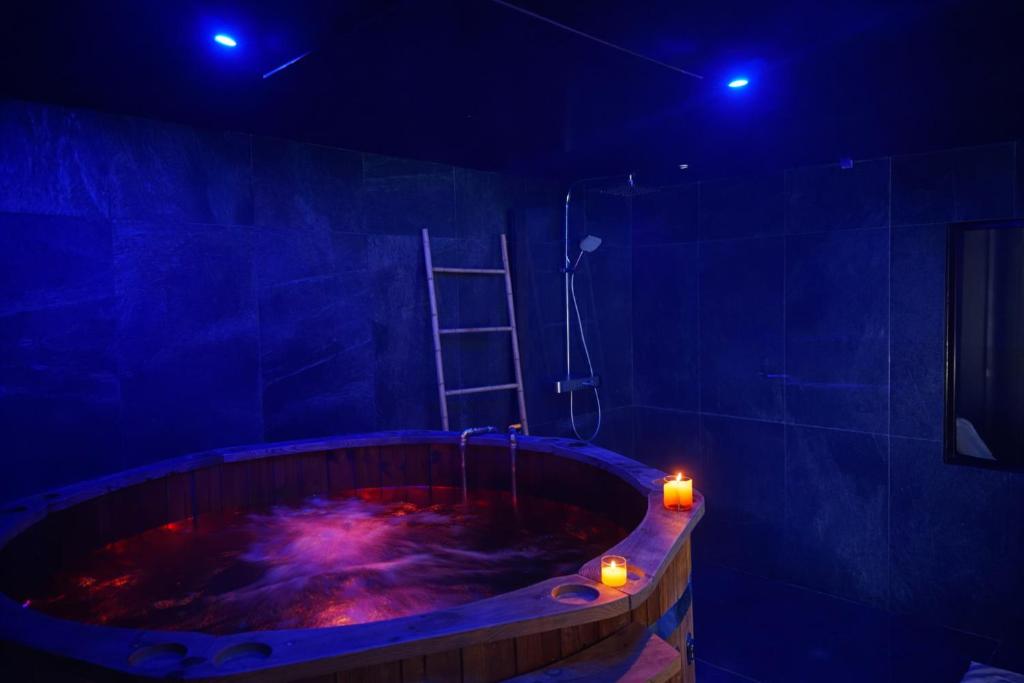 Suite premium Polaire, Jacuzzi & Cinéma - 2