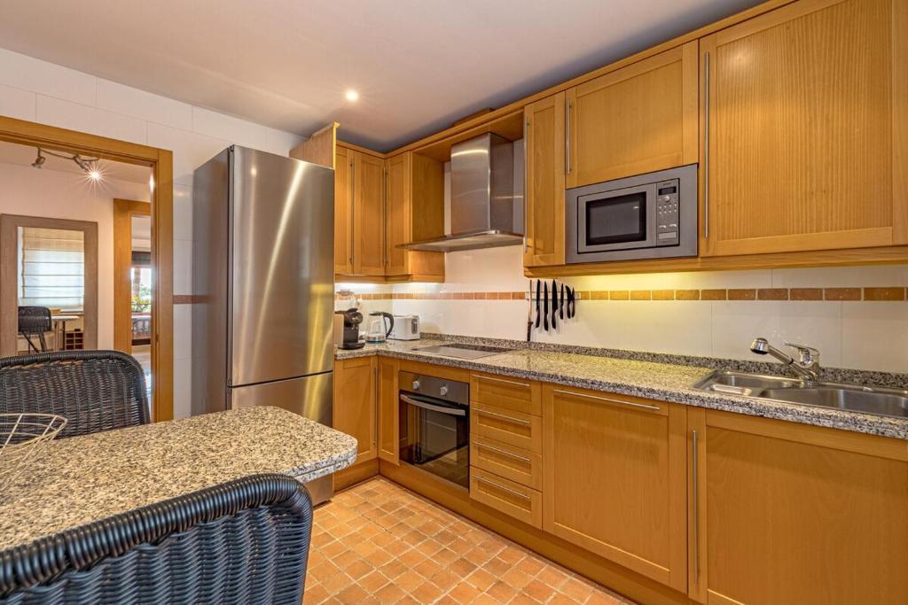 Guadalmansa Beach Flat - Modern & Steps to Shore - 2