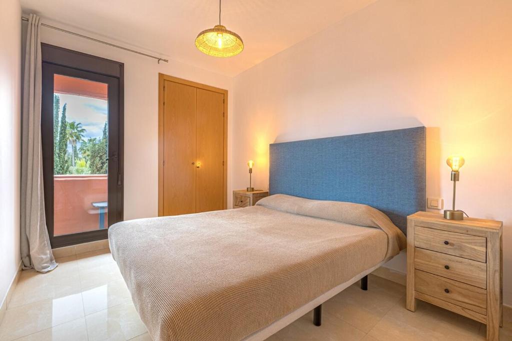 Guadalmansa Beach Flat - Modern & Steps to Shore - 4