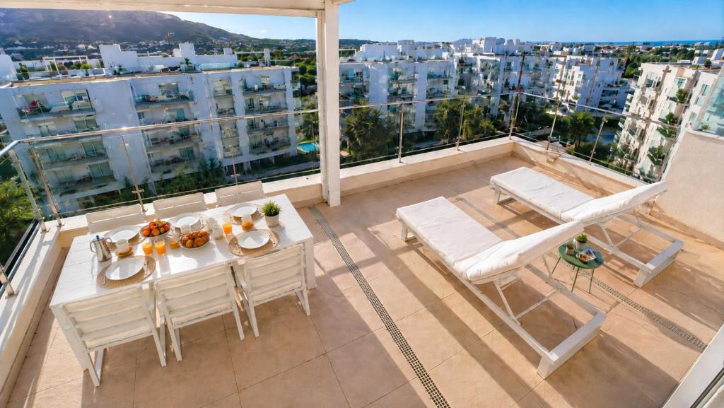 Atico Buen Vivir con gran terraza y vistas espectaculares en Marina Real II Denia by Family Homes Rentals - 1