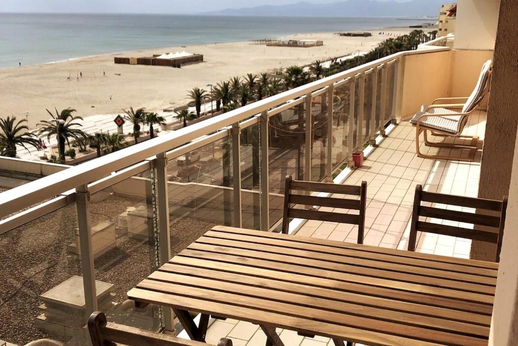 Seafront apartment and private parking - 2