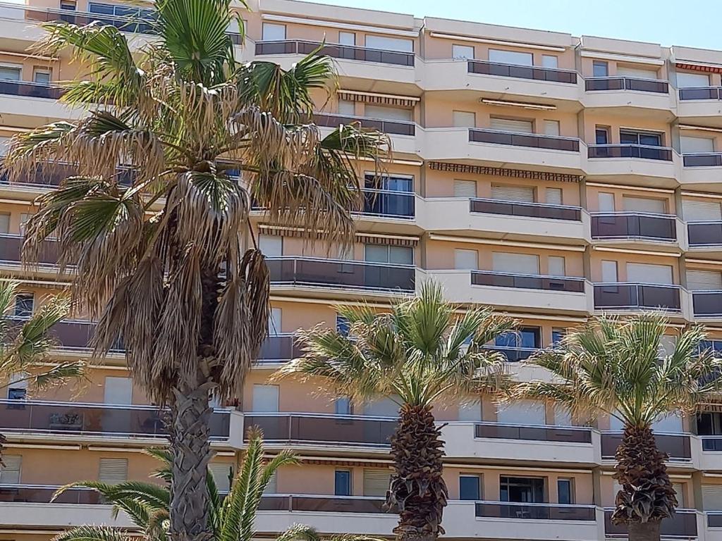 Seafront apartment and private parking - 5