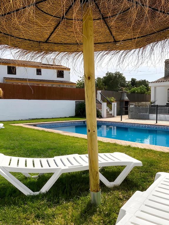 Chalet con piscina privada no aceptamos grupos de jovenes - 2