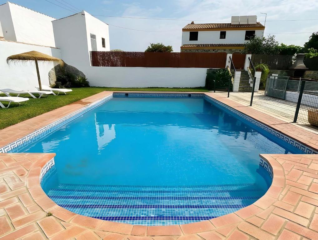Chalet con piscina privada no permitimos grupos de jovenes - 2