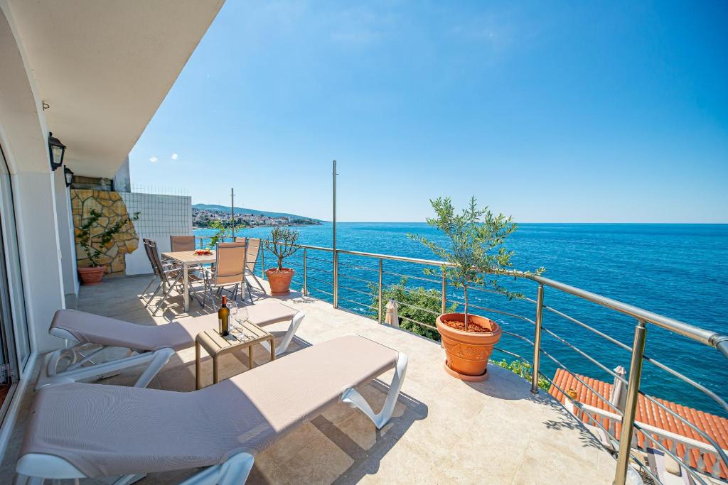 Perfect Seaview Two-bedroom Apartment Tramontana - 1