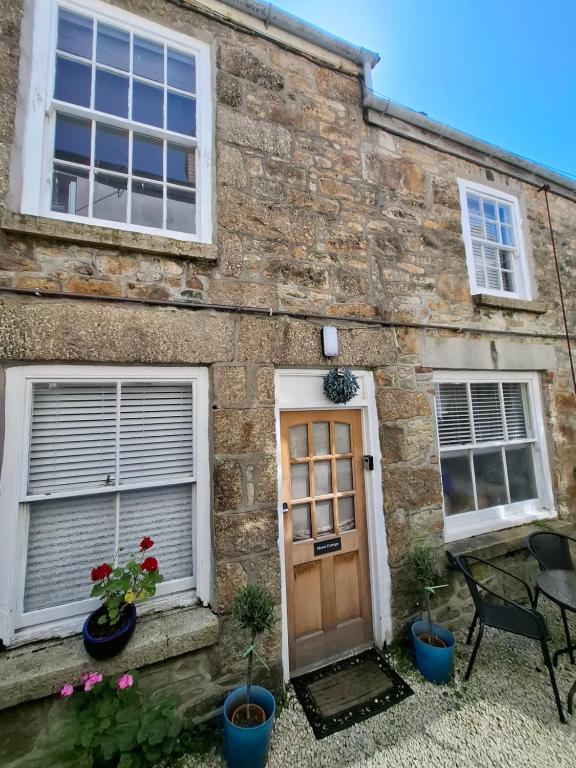The Mews Cottage dog-friendly cottage in Penzance, Cornwall - pet-friendly stay