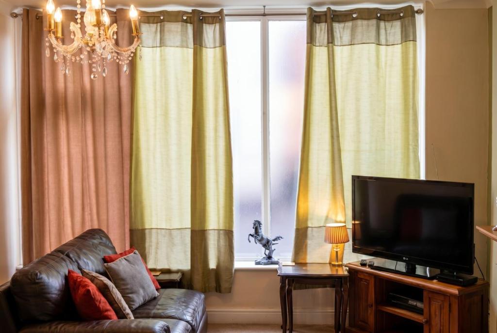Vintage 2-Bed Flat with Free Parking, Measham photo 2
