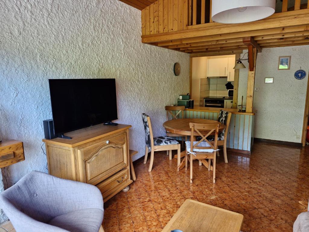 Cocon Chaleureux au pied des pistes et des chemins - 5 pers - 1 chambre et 1 mezzanine - avec garage - 4