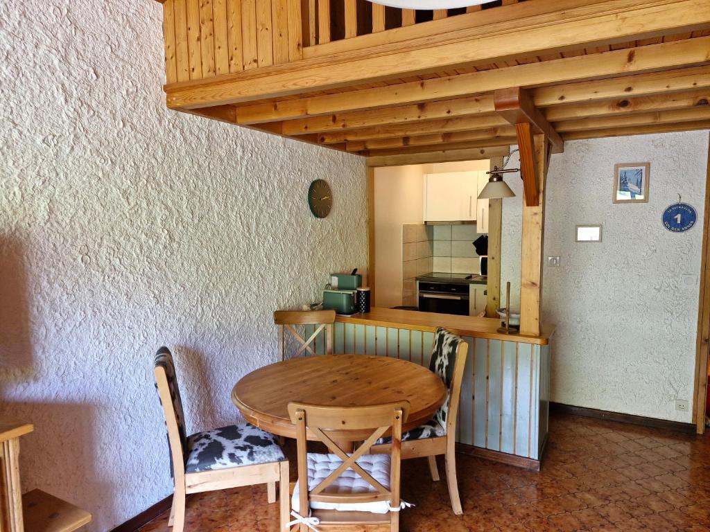 Cocon Chaleureux au pied des pistes et des chemins - 5 pers - 1 chambre et 1 mezzanine - avec garage - 5