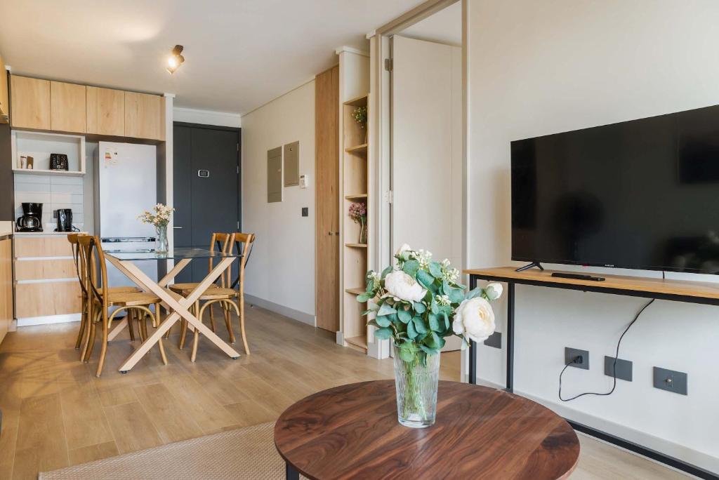 Chic Las Condes Apt Pool & Gym for 3 Guests - 2