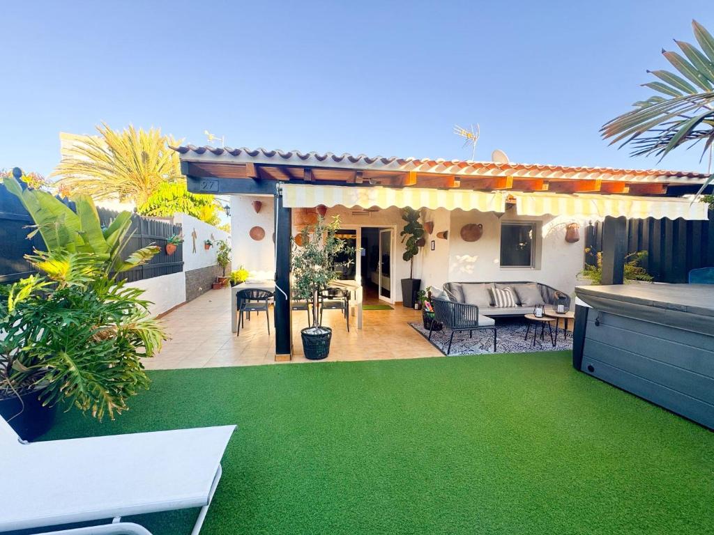 Oasis Beach Holiday Home with jacuzzi - 2
