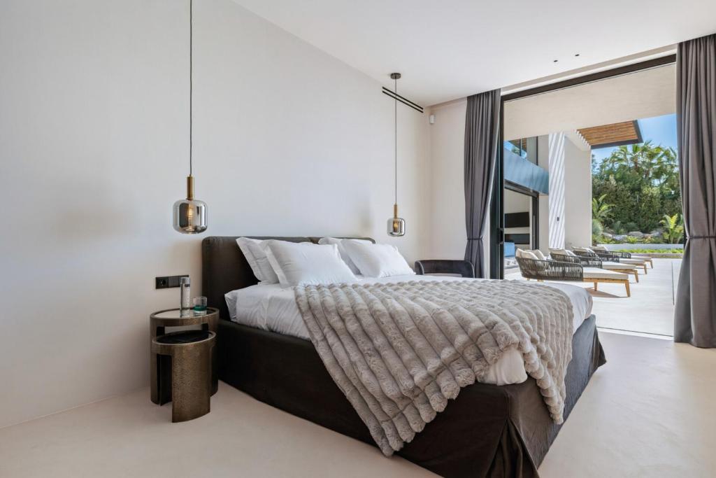 Spacious contemporary new build villa - 2