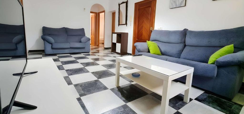 Piso centrico en Conil solo alquilamos a familias - 1